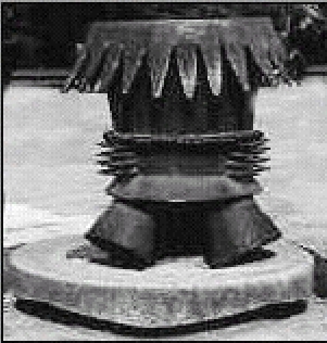 Soll eine Maya Trommel darstellen. Zumindest der obere Teil sieht auch fast so aus, doch wenn man sich das Ganze mal aus dem technischen Blickwinkel betrachtet, dann k�nnte es auch die Endstufe einer Rakete sein mit ihren Triebwerken.