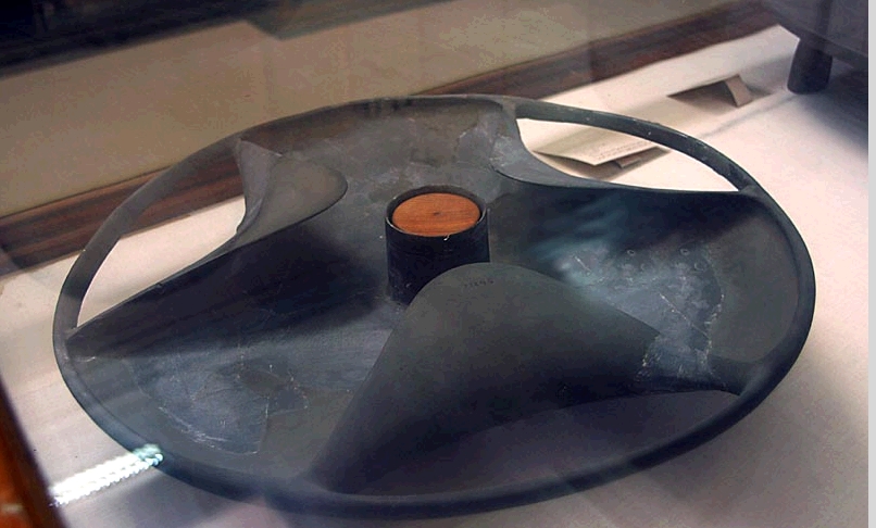 Dieses Objekt aus dem �gyptischen Museum in Kairo ist wirklich einmalig. Der Beschreibung nach soll es eine antike Vase sein! Seltsam, mich erinnerte es eher sofort an eine modernere Schiffsschraube.