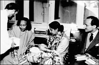 Swami Kriyananda reicht Guruji eine Schachtel mit Sigkeiten, die fr den Botschafter Binay R. Sen. Seen gedacht sind.
oben: neben Paramhansa Yogananda ist Mrs. Sen.