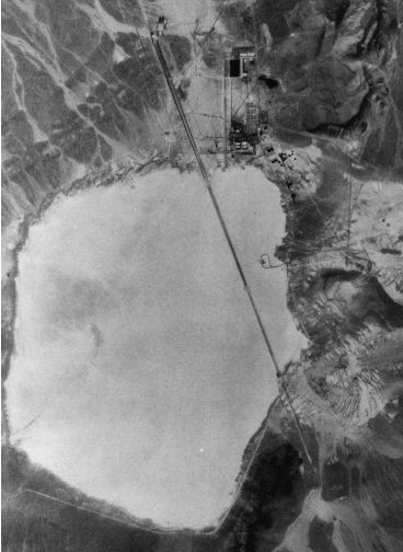 Satellitenaufnahme der AREA51 : Zentral ist der ausgetrocknete Groom Lake und die Landebahn zu sehen